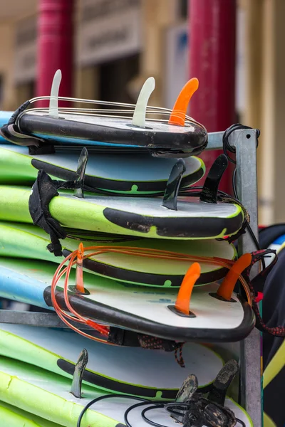 Surfplanken in een stapel — Stockfoto