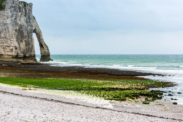 Acantilados de playa y piedra en Etretat — Foto de Stock