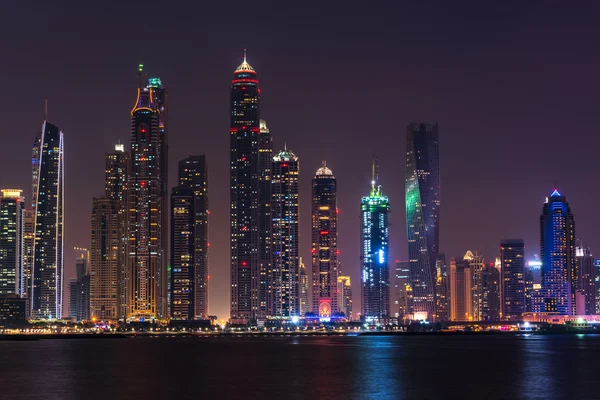 Paysage urbain nocturne de Dubai — Photo