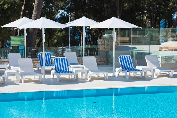 Hotel zwembad stoelen — Stockfoto