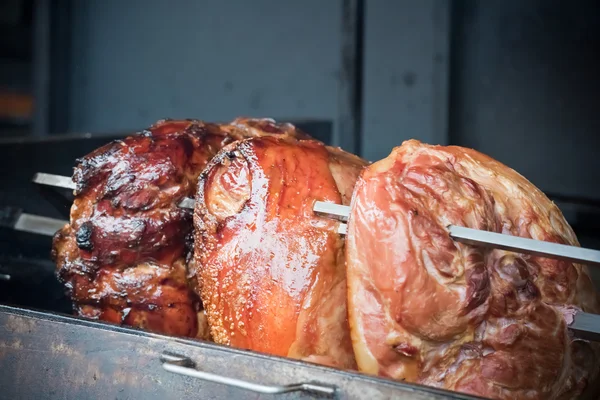 Жареный свиной сустав на вертеле — стоковое фото