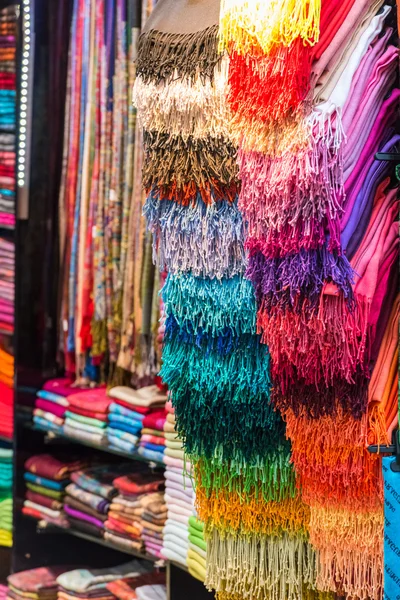 Bufandas coloridas de las mujeres en un mercado — Foto de Stock