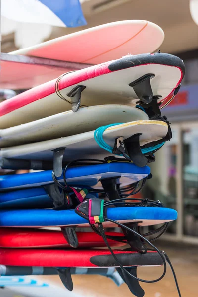 Surfingbrädor i en stapel — Stockfoto