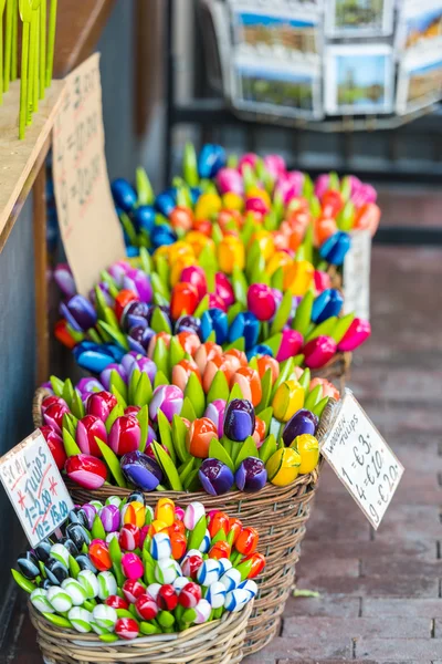 Houten tulpen een Amsterdam markt — Stockfoto