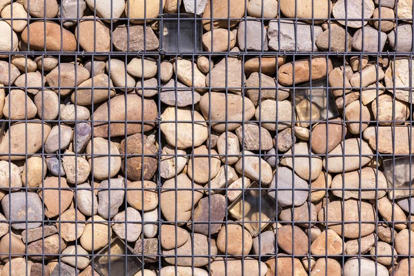 Piedras en red metálica — Foto de Stock