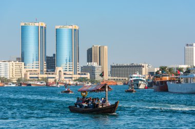 Dubai creek at geleneksel Arapça tekneler
