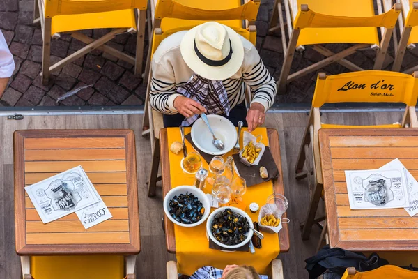 Les gens déjeunent avec des moules au restaurant — Photo