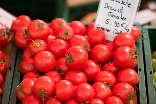 Natural tomatoes on farmer's market — Stock Photo, Image