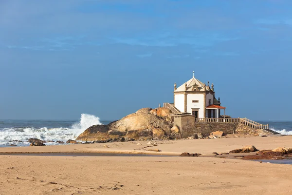 Chapelle en pierre blanche sur la côte — Photo