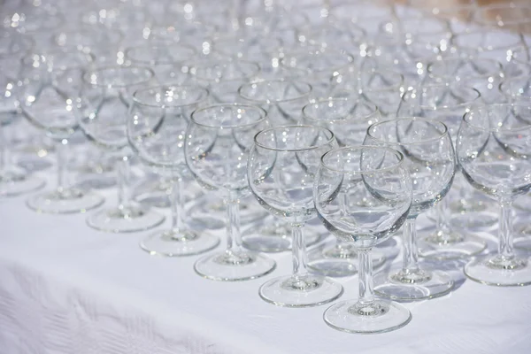 Copas de vino sobre la mesa en el restaurante —  Fotos de Stock