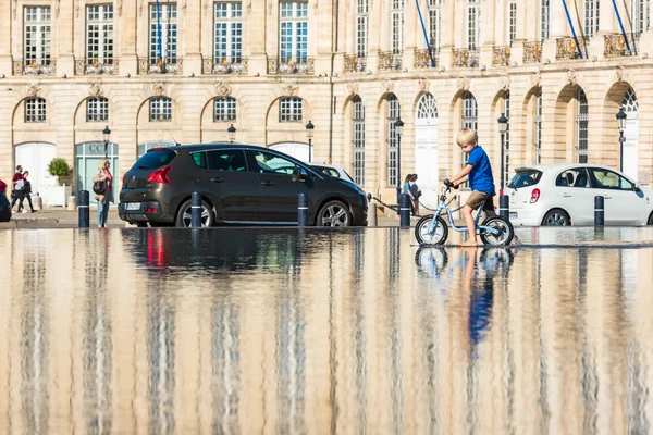 Ragazzo divertirsi in fontana a Bordeaux — Foto Stock