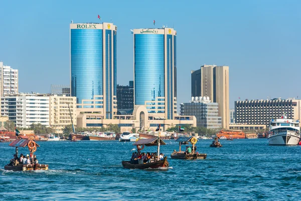 Dubai creek at geleneksel Arapça tekneler