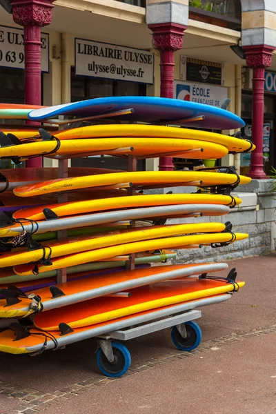 Pranchas de surf em uma pilha — Fotografia de Stock