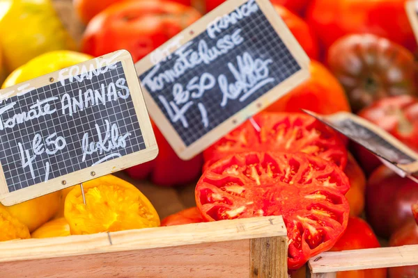 Pomodori naturali sul mercato agricolo — Foto Stock