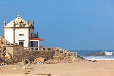 Kenarı beyaz taş Şapel