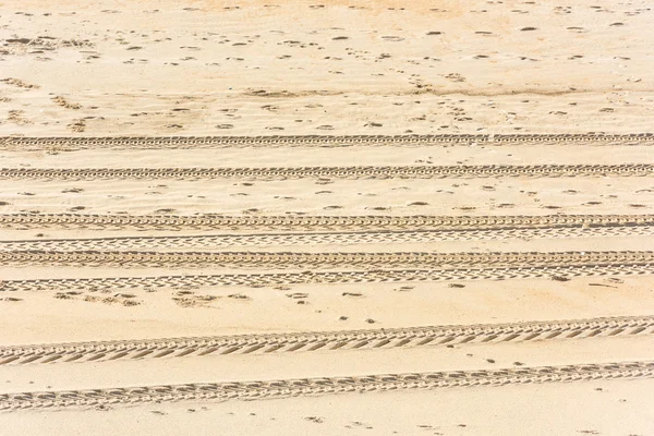 Vestígios de carros na areia — Fotografia de Stock