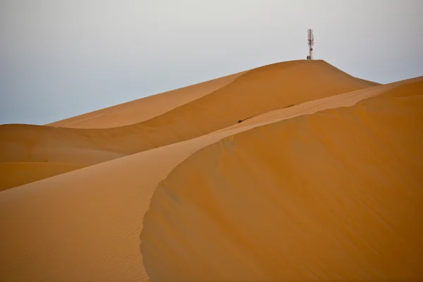Hochspannungsleitung in den Dünen von Liwa — Stockfoto