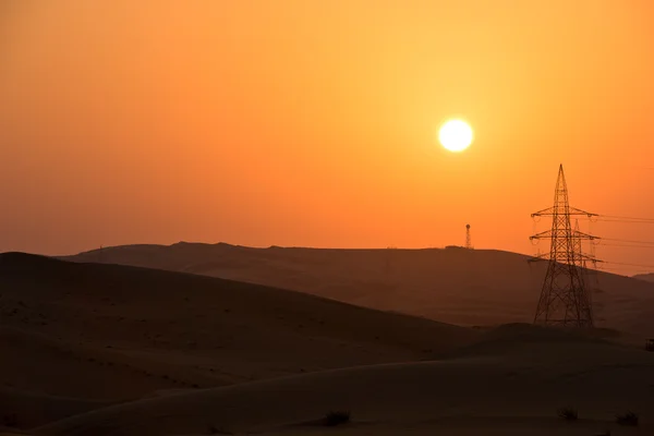 Linha de alimentação em dunas em Liwa — Fotografia de Stock