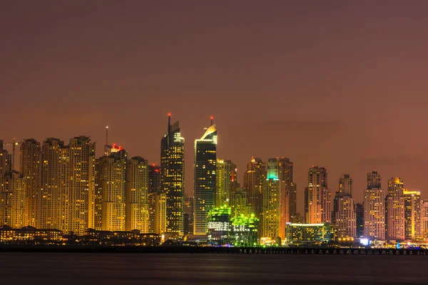 Paysage urbain nocturne de Dubaï — Photo