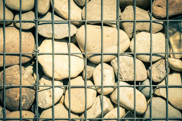 Pedras em rede metálica — Fotografia de Stock