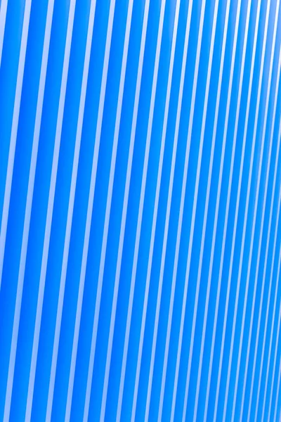 Facciata in metallo a strisce blu — Foto Stock