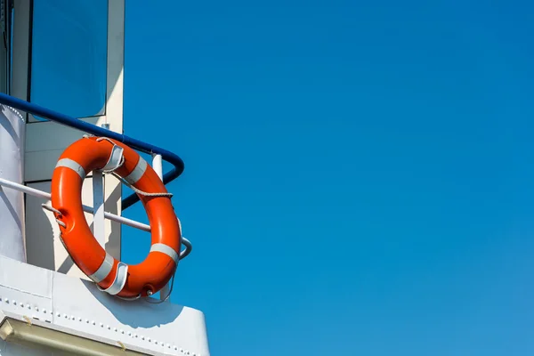 白いヨットの上でオレンジ色の救命浮環 — ストック写真