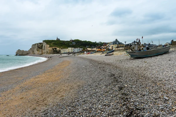 Stranden och fiskebåtar i Étretat — Stockfoto