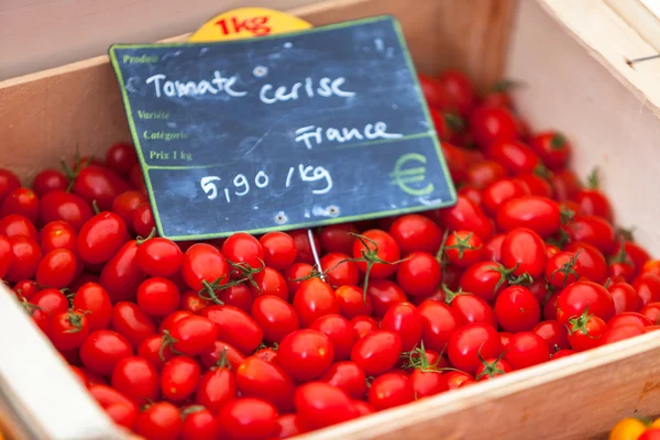 Pomodori naturali in scatole sul mercato — Foto Stock