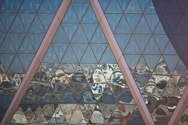 Staden reflektioner i en skyskrapa spegel — Stockfoto