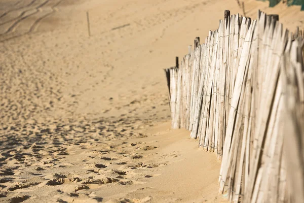 Valla de madera en la playa del Atlántico —  Fotos de Stock