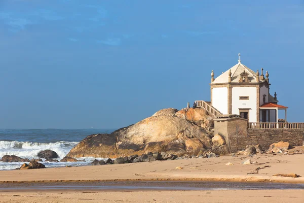 Capela de pedra branca na costa de Portugal — Fotografia de Stock