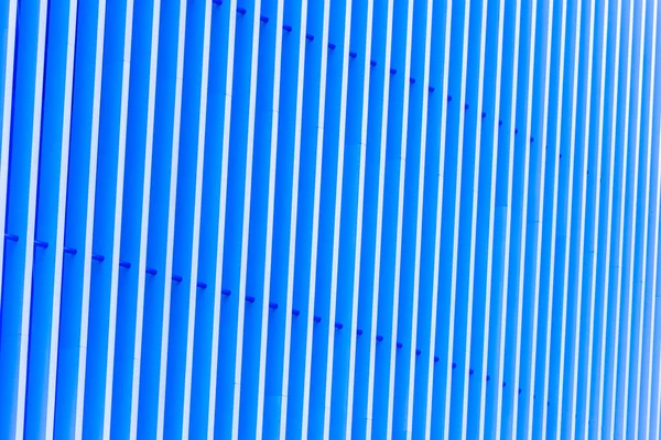 Detalle de fachada de metal rayado azul — Foto de Stock