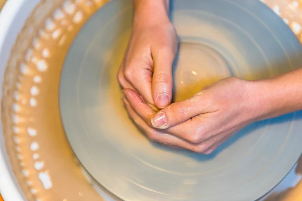 Poterie - création d'une tasse d'argile — Photo