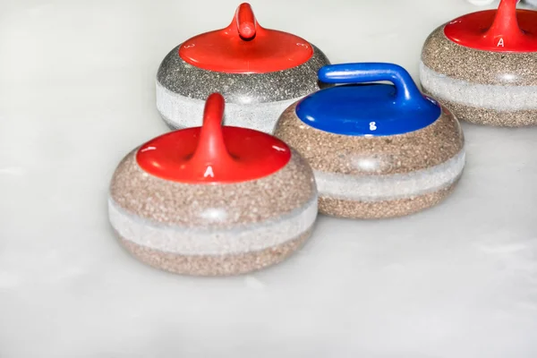 Curling stenar på isen — Stockfoto