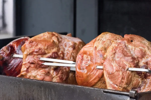 Schweinshaxe am Spieß — Stockfoto