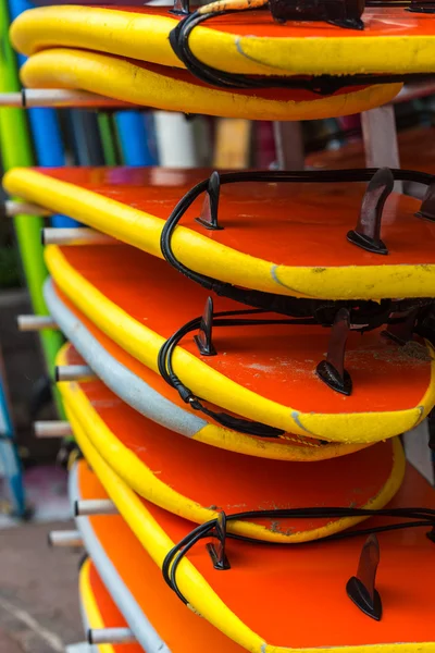 Pranchas de surf em uma pilha — Fotografia de Stock