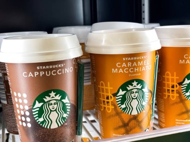 Starbucks kahve fincanları süpermarket buzdolabı rafına konmaya hazır. Mobil fotoğrafçılık. Moskova, Rusya - 06 Şubat 2020
