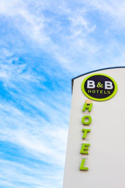 Fransa 'nın Lyon kentindeki otelin B & B logosu üzerinde fotokopi alanı bulunan parlak mavi gökyüzü arkaplanı. Lyon, Fransa - 23 Şubat 2020