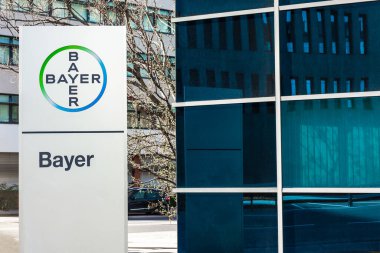 Bayer AG, Alman çok uluslu ilaç ve hayat bilimleri şirketi, dünyanın en büyük ilaç şirketlerinden biri, Fransa 'nın Lyon kentindeki ofis binasının logosu - 23 Şubat 2020