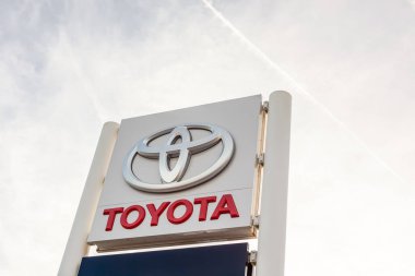 Toyota Motor Şirketi 'nin arka plandaki logosu, Fransa' nın Lyon kentindeki bayii binasında 23 Şubat 2020