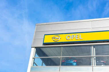 Opel marka logosu, Lyon, Fransa 'daki satıcı ofis binasında yer alan parlak mavi gökyüzü arka planında, 23 Şubat 2020