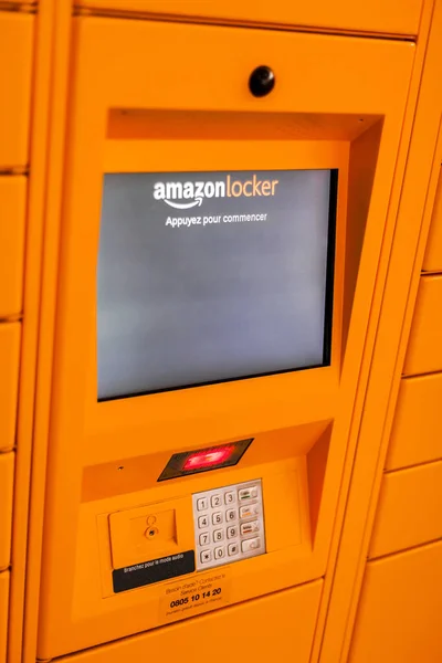 쇼핑몰에 아마존로 Amazon Locker 아마존 브랜드 로고가 물품의 위치를 스크린 — 스톡 사진