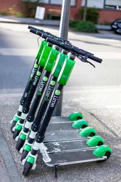 Ciudad Alquiler Scooter Eléctrico Lime Estacionado Fila Calle Business Park —  Fotos de Stock