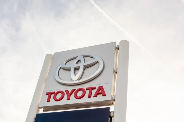 Логотип Toyota Motor Corporation Тлі Неба Розташований Його Дилерському Офісі — стокове фото