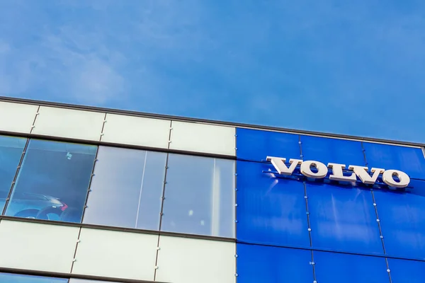 Logotipo Marca Volvo Fundo Céu Azul Brilhante Localizado Seu Prédio — Fotografia de Stock