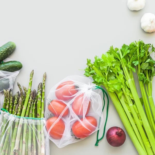 エコ再利用可能な新鮮な有機野菜は 買い物袋フラットレイアウトを生成し 灰色の背景にコピースペースとトップビュー 持続可能なライフスタイル 廃棄物ゼロ プラスチックフリーコンセプト ストックフォト