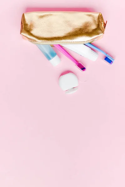 Zahnhygiene Und Mundpflege Produkte Goldener Reisekosmetik Handtasche Auf Pastellrosa Hintergrund — Stockfoto