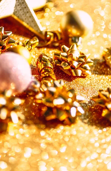 クリスマスの構図 新年やクリスマスのパターンフラットトップビューを置くコピースペースと黄金の背景に輝く黄金の装飾を祝うクリスマス休暇 グリーティングカードのテンプレート ストック写真