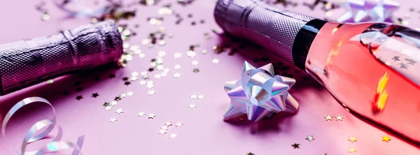 Composición Navidad Año Nuevo Con Botellas Champán Rosa Confeti Estrella — Foto de Stock