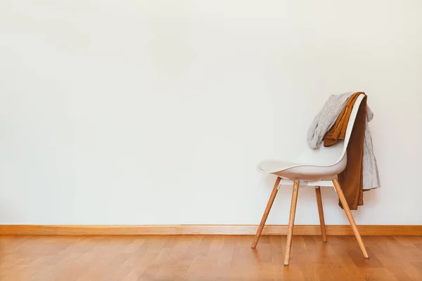 Drinnen Flache Wandattrappe Mit Clothes Chair Minimalistischen Stil Erdtöne Hintergrund — Stockfoto